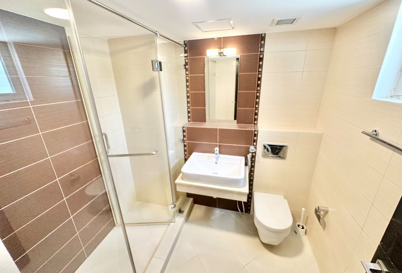 Manama, Villas, BHD 800,  Family Villa In Amwaj | 3 Masters + Jacuzzi