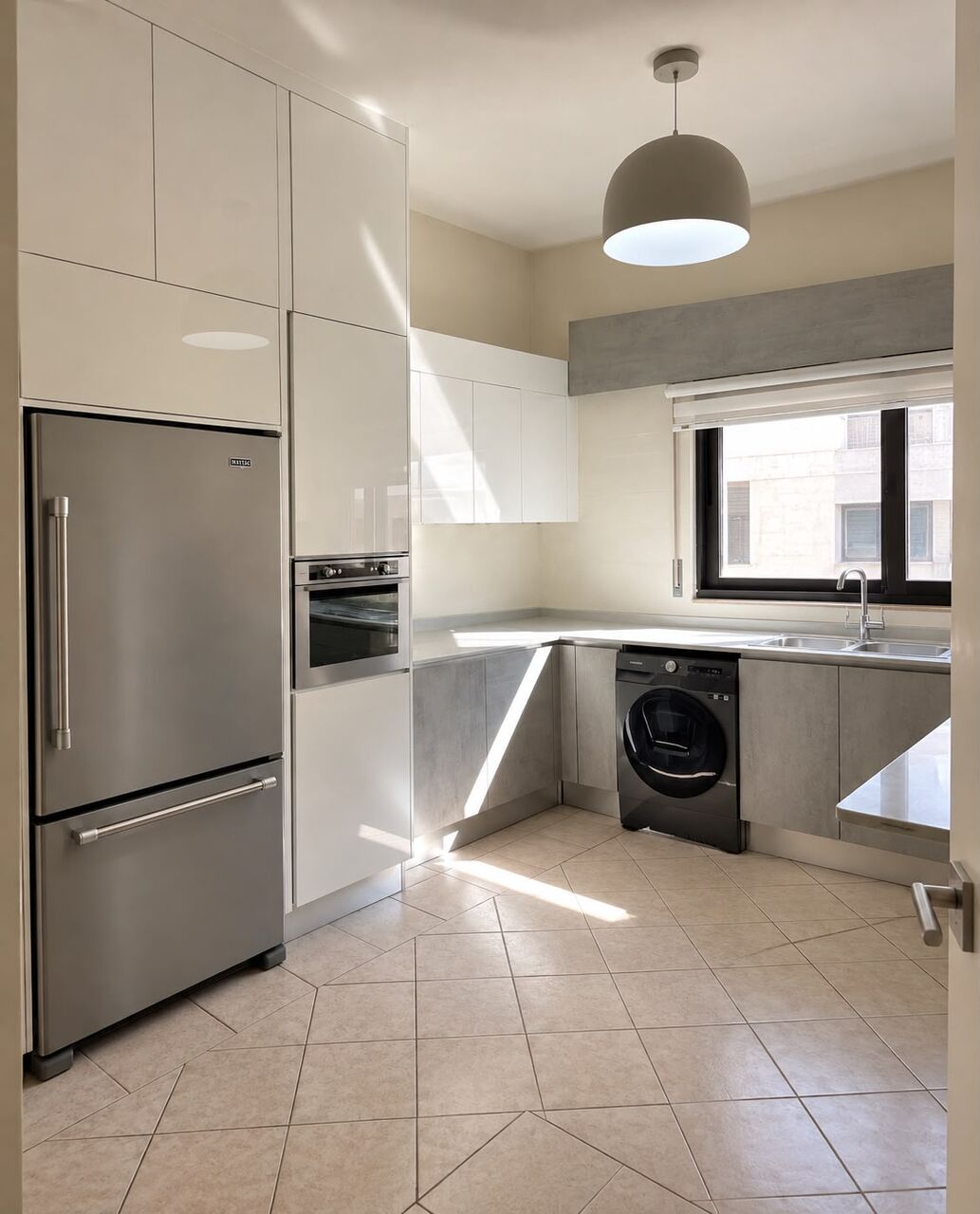 Amman, Apts/Flats Wanted, JOD 32000/year,  Furnished,  3 BR,  4 Sq. Meter,  Luxury Apartment In The Fourth Circle ✨🏡 Enjoy An Upscale Living Experience In This Excep