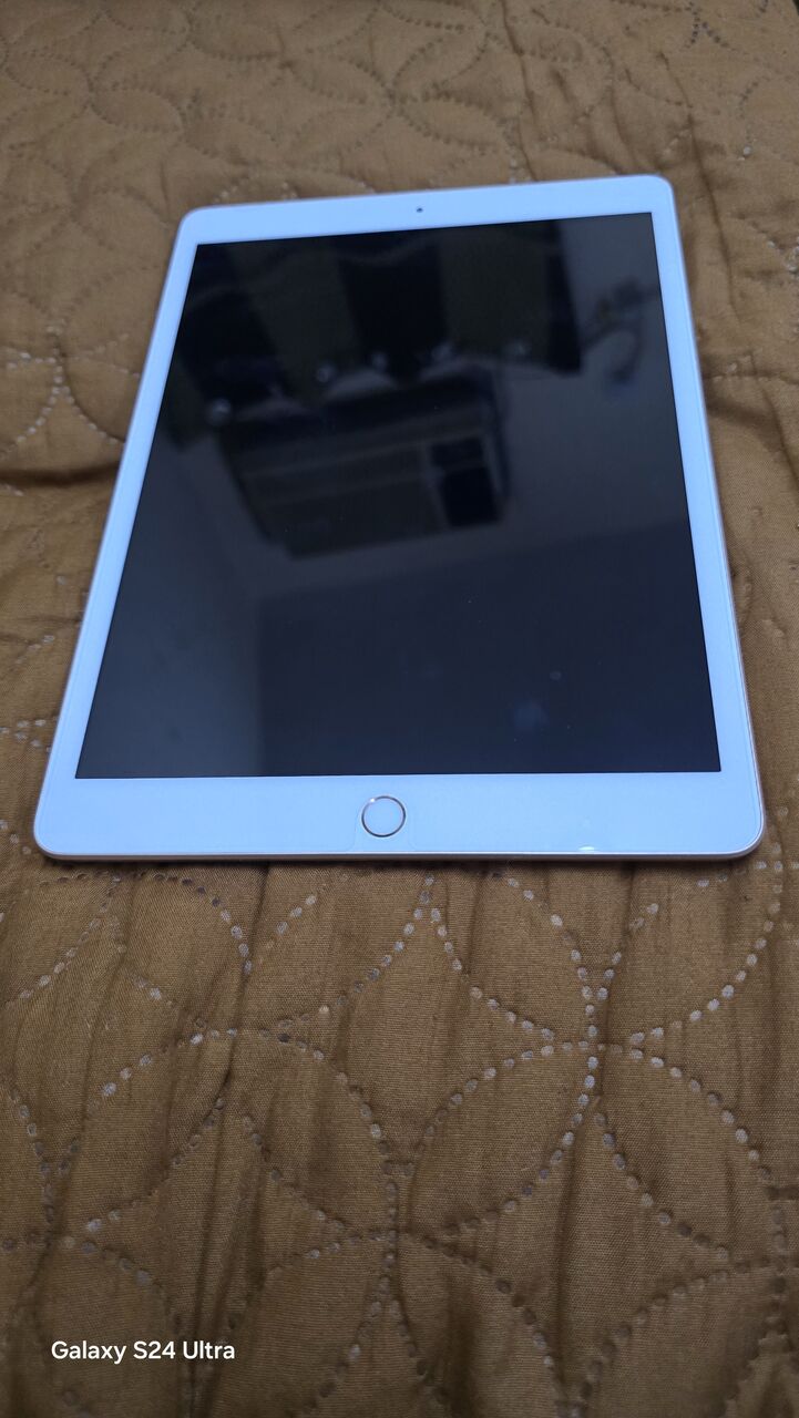 Riyadh, Mobile Phones, SAR 950,  Apple Ipad 8th Generation For Sale