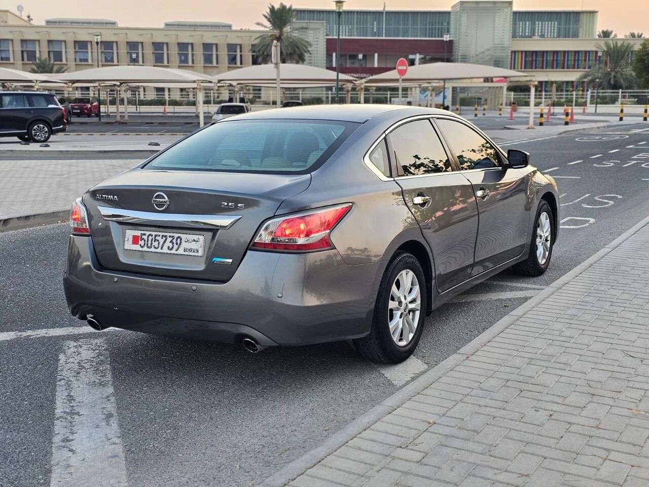 East Riffa, Vehicles, Cars & Trucks , BHD 1900,  Nissan Altima,  2014,  Automatic,  200000 KM,    - 200K KM  - Pass & Insr 31st March 27 - Orig Paint - 0 Accid - 1900 BD