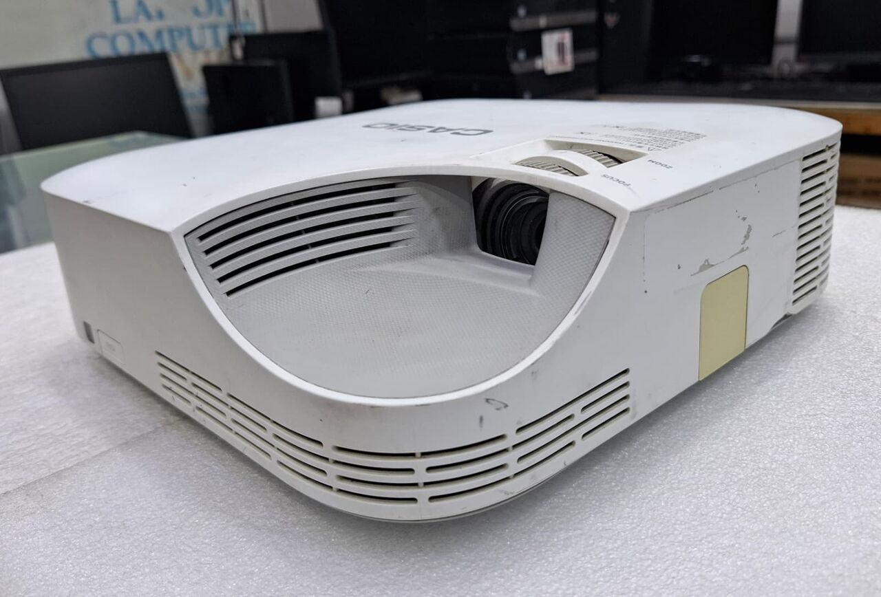 Manama, Computers, BHD 65,  CASIO Projector - 30" To 300" Screen - Mad In Japan With Remote & Power Cable 65-BD Only