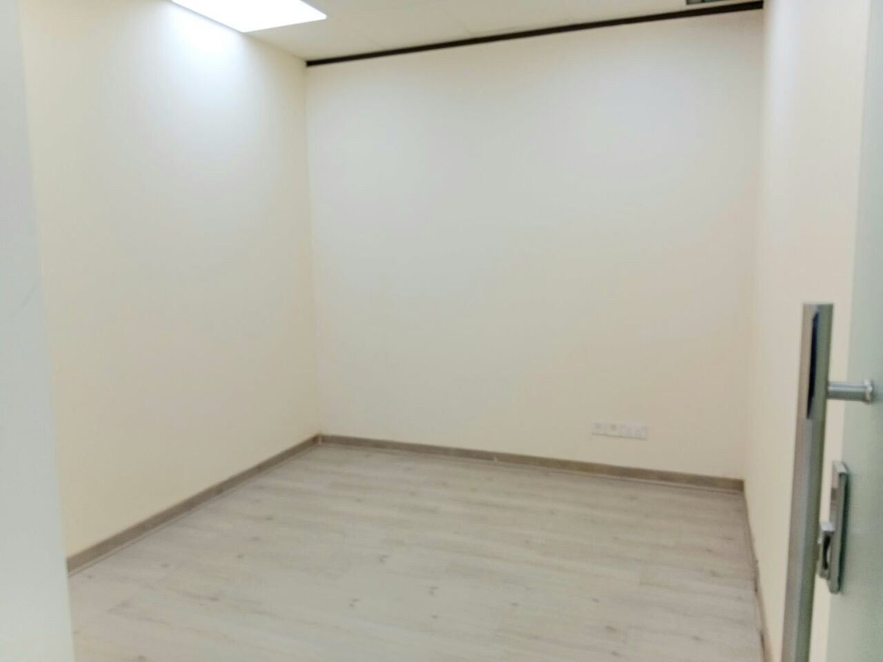 Diplomatic Area, Offices, BHD 800,  210 Sq. Meter,  Commercial Office | Semi-furnished | Parking | Security | Kitchen