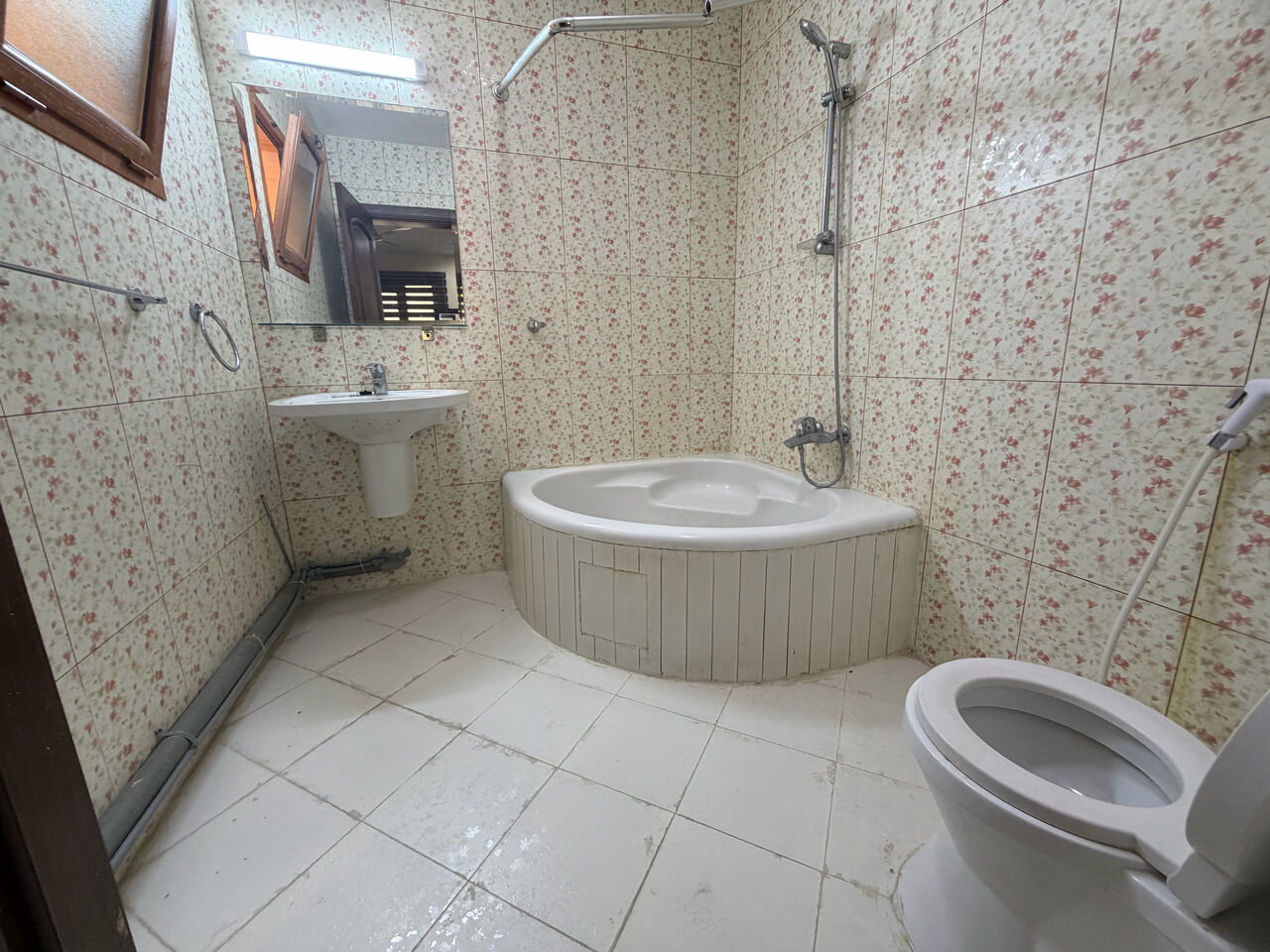 Adliya, Apartments, Flats, Houses & Villas, BHD 180/month,  1 BR,  Fully Furnished Flat For Rent (Studio)