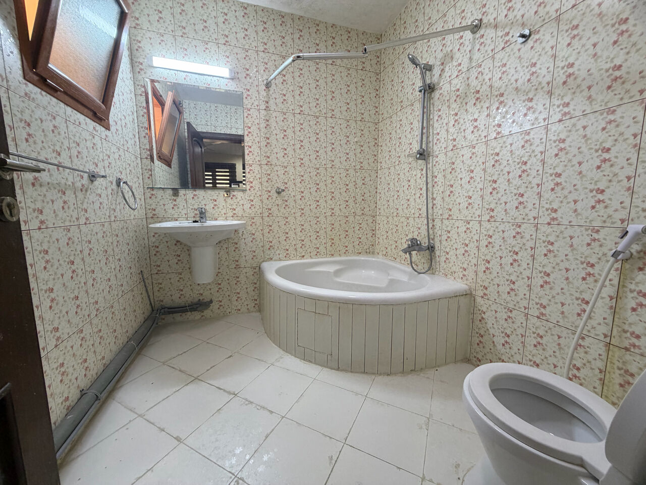 Adliya, Apartments, Flats, Houses & Villas, BHD 180/month,  1 BR,  Fully Furnished Flat For Rent (Studio)