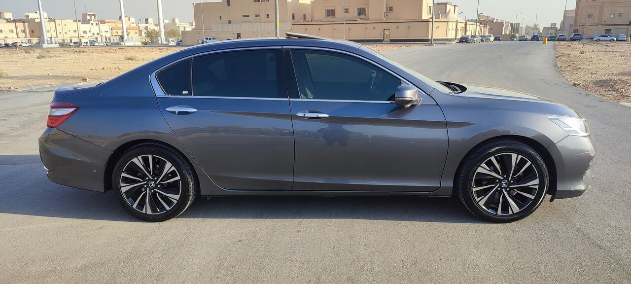 Riyadh, Vehicles, Cars & Trucks , SAR 65000,  Honda Accord EX-L,  2017,  Automatic,  444000 KM,  Honda Accord 3.5 Ex-L V6  Full Option  هوندا اكورد اوتوماتيك فل 