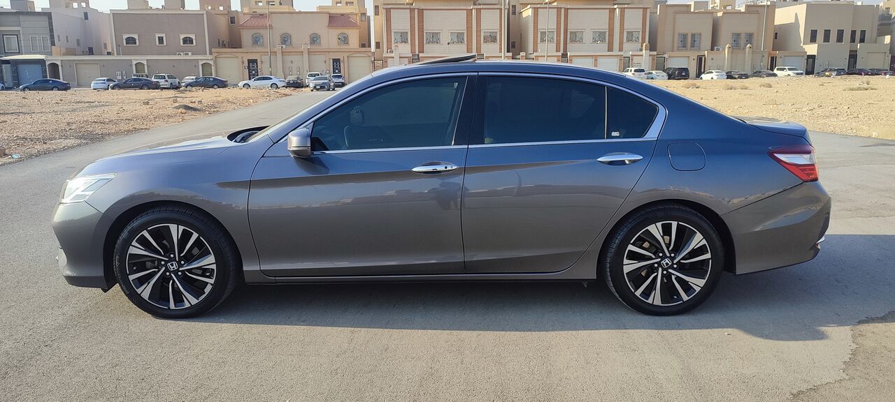 Riyadh, Vehicles, Cars & Trucks , SAR 65000,  Honda Accord EX-L,  2017,  Automatic,  444000 KM,  Honda Accord 3.5 Ex-L V6  Full Option  هوندا اكورد اوتوماتيك فل 