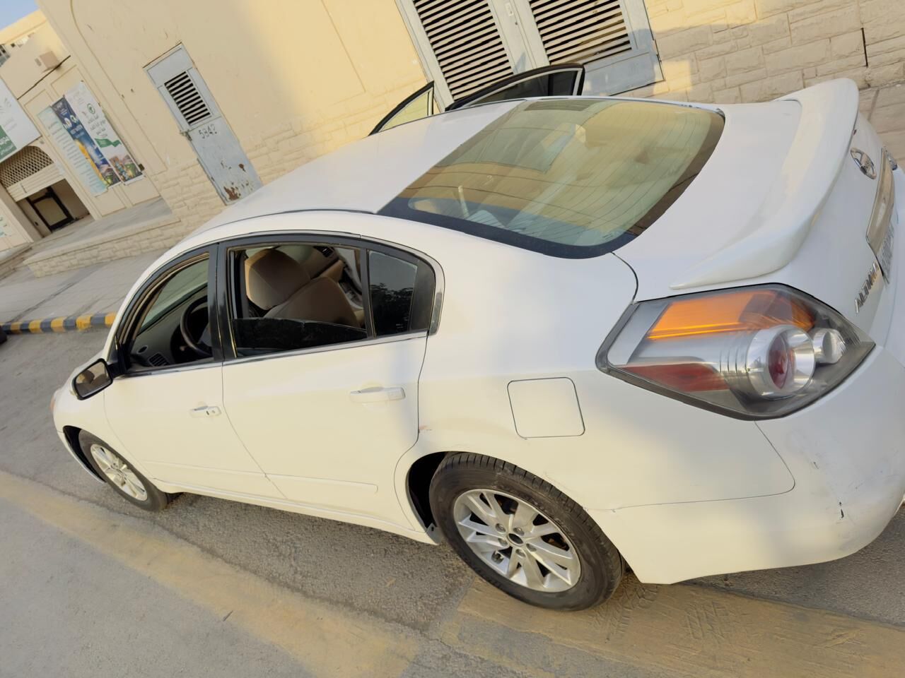 Riyadh, Vehicles, Cars & Trucks , SAR 17000,  Nissan Altima 2012,  2012,  Automatic,  318000 KM,   White Near Codition