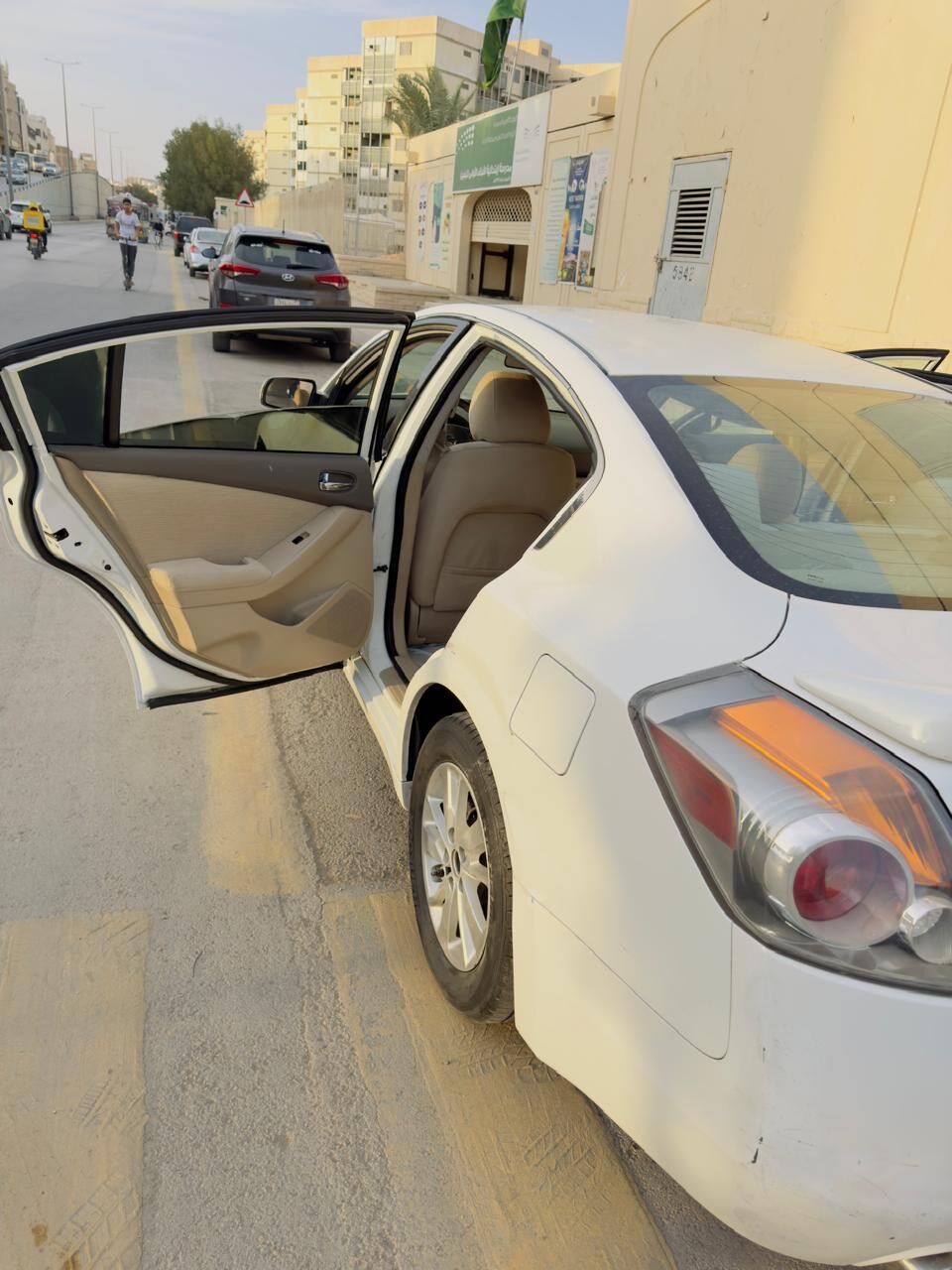 Riyadh, Vehicles, Cars & Trucks , SAR 17000,  Nissan Altima 2012,  2012,  Automatic,  318000 KM,   White Near Codition