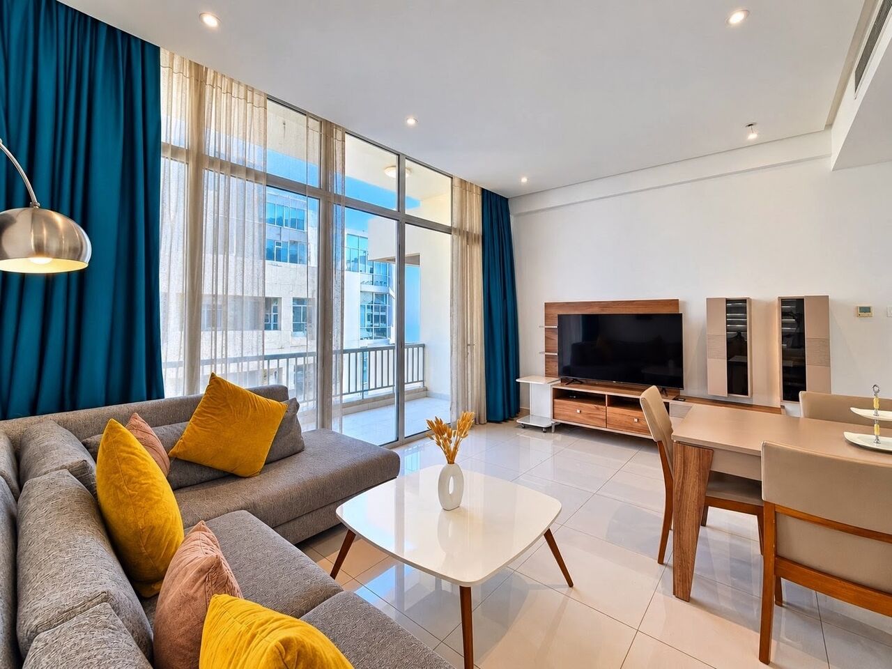 Juffair, Apartments, Flats, Houses & Villas, BHD 300/year,  1 BR,  Bahrain Juffair/High-end Apartment For Rent Furnished With All Electricity Including Plug