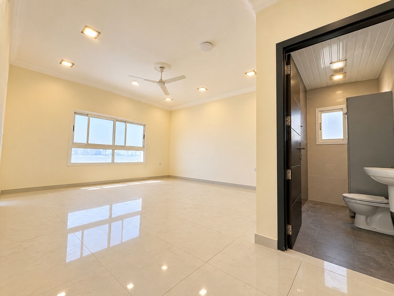 Arad, Apartments, Flats, Houses & Villas, BHD 250/year,  3 BR,  Arad City/High-end Apartment For Rent Sea View