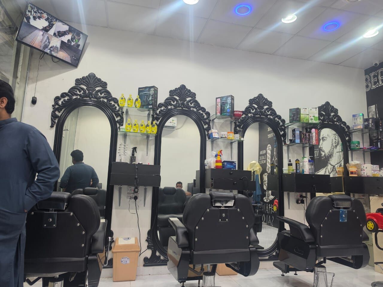 Jeddah, Businesses For Sale, Title: Fully Equipped Barber Shop / Salon For Sale In Jeddah (Tareeq Jizan, Al Fadhilah) D