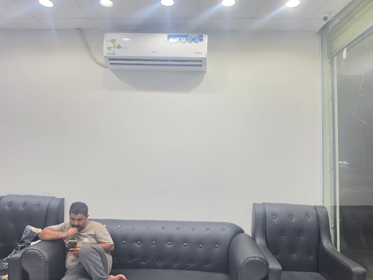 Jeddah, Businesses For Sale, Title: Fully Equipped Barber Shop / Salon For Sale In Jeddah (Tareeq Jizan, Al Fadhilah) D