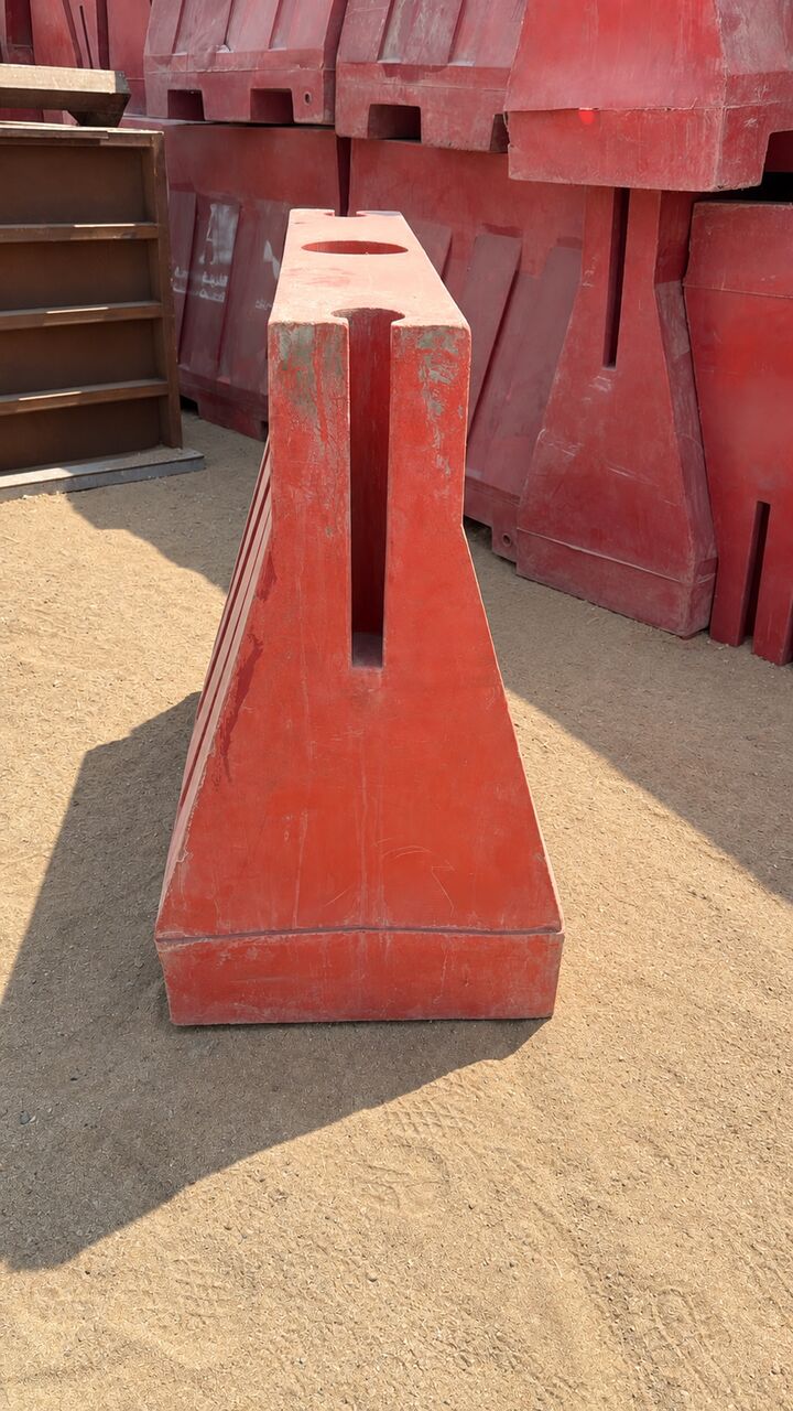 Jeddah, Heavy Equipment, حواجز طرق وسلامة مستعملة للبيع — 400 حبة — مكة 