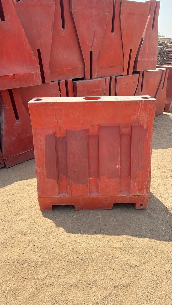 Jeddah, Heavy Equipment, حواجز طرق وسلامة مستعملة للبيع — 400 حبة — مكة 