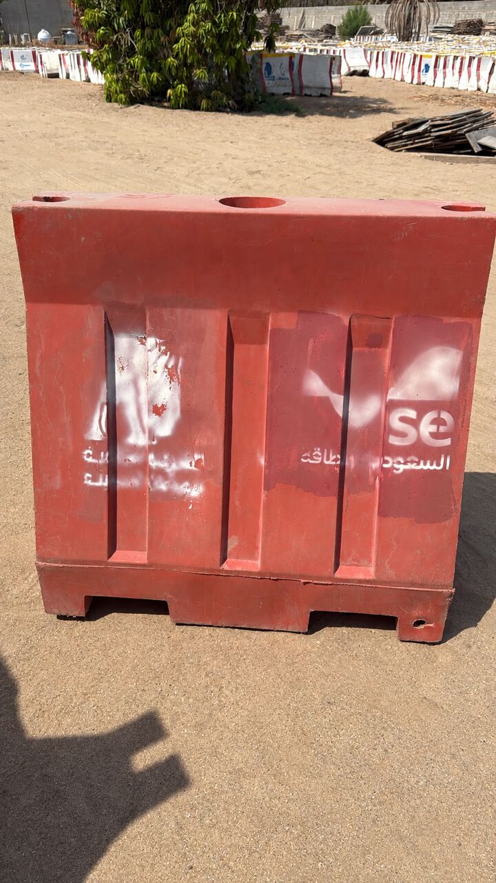 Jeddah, Heavy Equipment, حواجز طرق وسلامة مستعملة للبيع — 400 حبة — مكة 