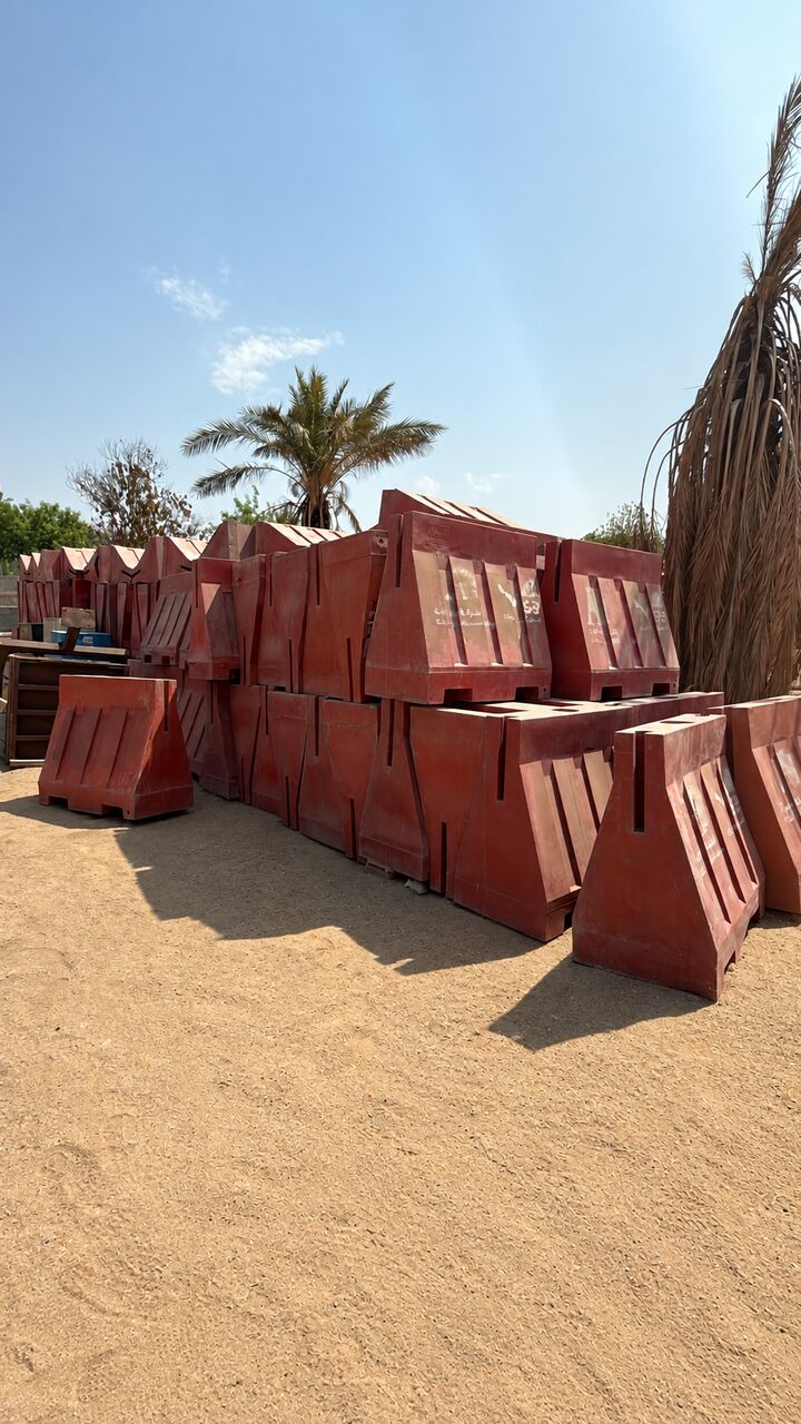 Jeddah, Heavy Equipment, حواجز طرق وسلامة مستعملة للبيع — 400 حبة — مكة 