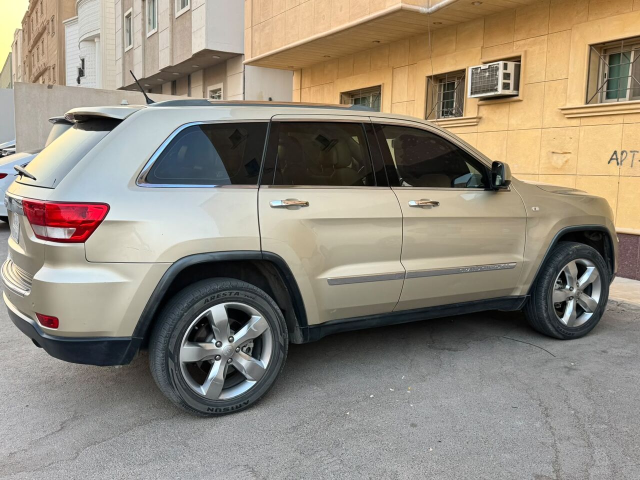 Riyadh, Vehicles, Cars & Trucks , SAR 39500,  Jeep Grand Cherokee Overland,  2012,  Automatic,  246 KM,  For Sale: