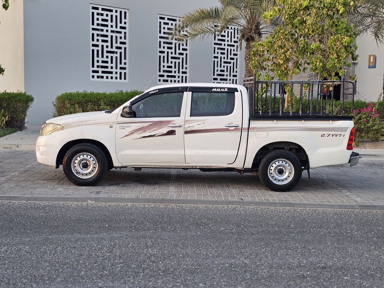 East Riffa, Vehicles, Cars & Trucks , BHD 2850,  Toyota Hilux,  2009,  Automatic,  250000 KM,    - 250K KM Only - Pass & Insr 31st Sep 27 (one Year) - 2850 BD