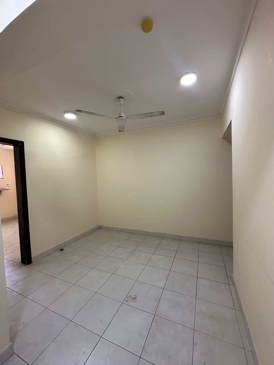 Manama, Apartments, Flats, Houses & Villas, BHD 180/month,  1 BR,  35 Sq. Meter,  Semi Furnished Flat For Rent At Salmanyia Near Salmanyia Hospital