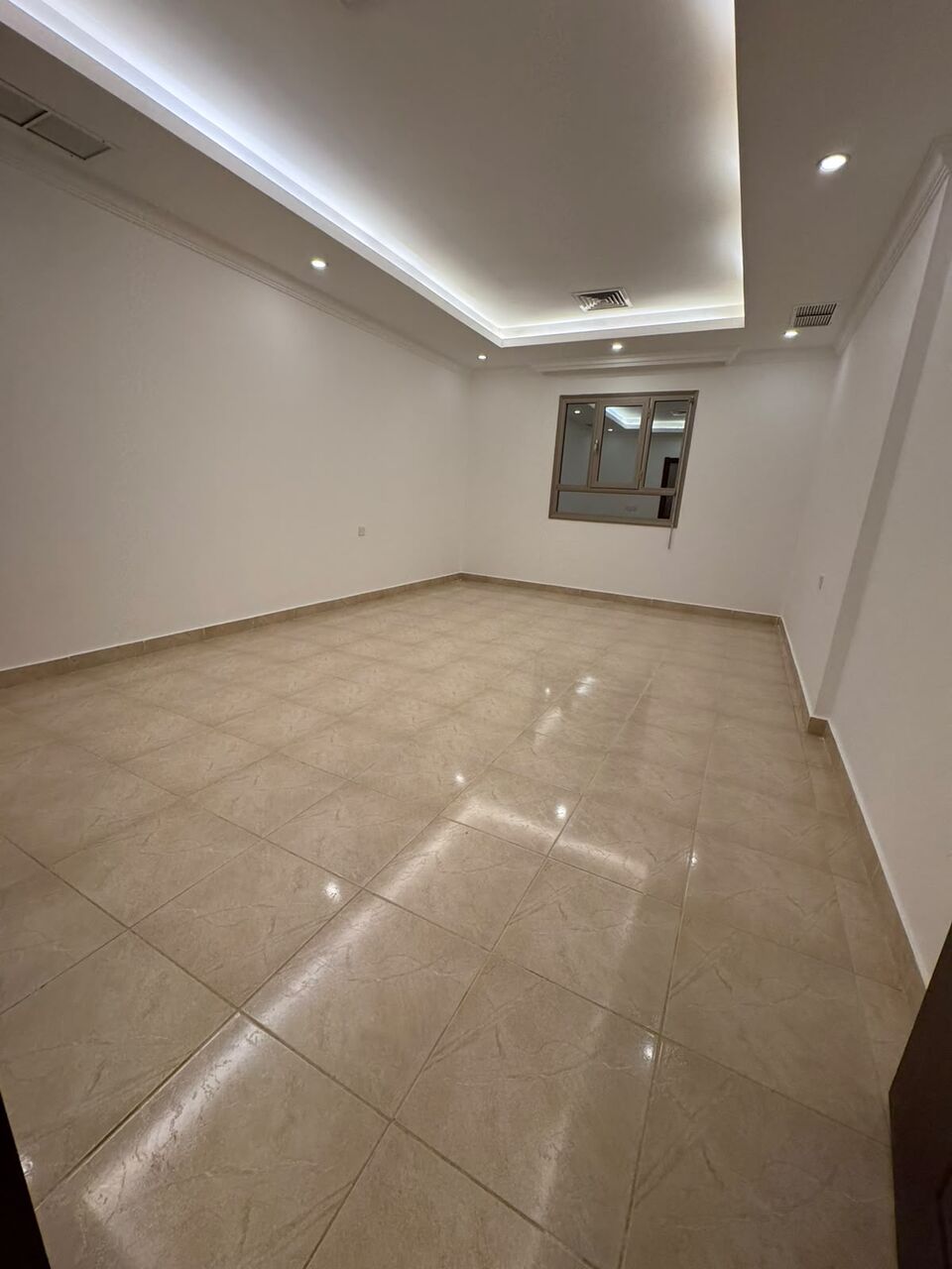Kuwait City, Apartments, Flats, Houses & Villas, KWD 650/month,  4 BR,  Ground-floor Apartment For Rent In Al-Siddiq With A Private Entrance.