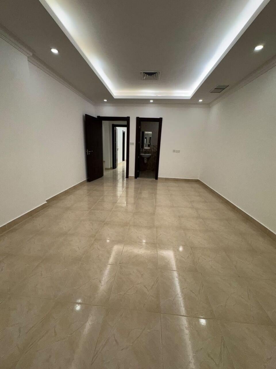 Kuwait City, Apartments, Flats, Houses & Villas, KWD 650/month,  4 BR,  Ground-floor Apartment For Rent In Al-Siddiq With A Private Entrance.