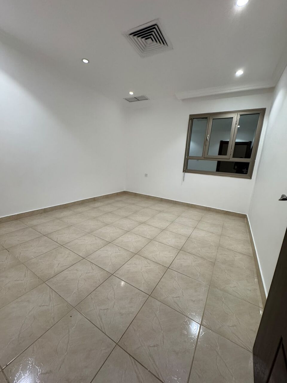 Kuwait City, Apartments, Flats, Houses & Villas, KWD 650/month,  4 BR,  Ground-floor Apartment For Rent In Al-Siddiq With A Private Entrance.