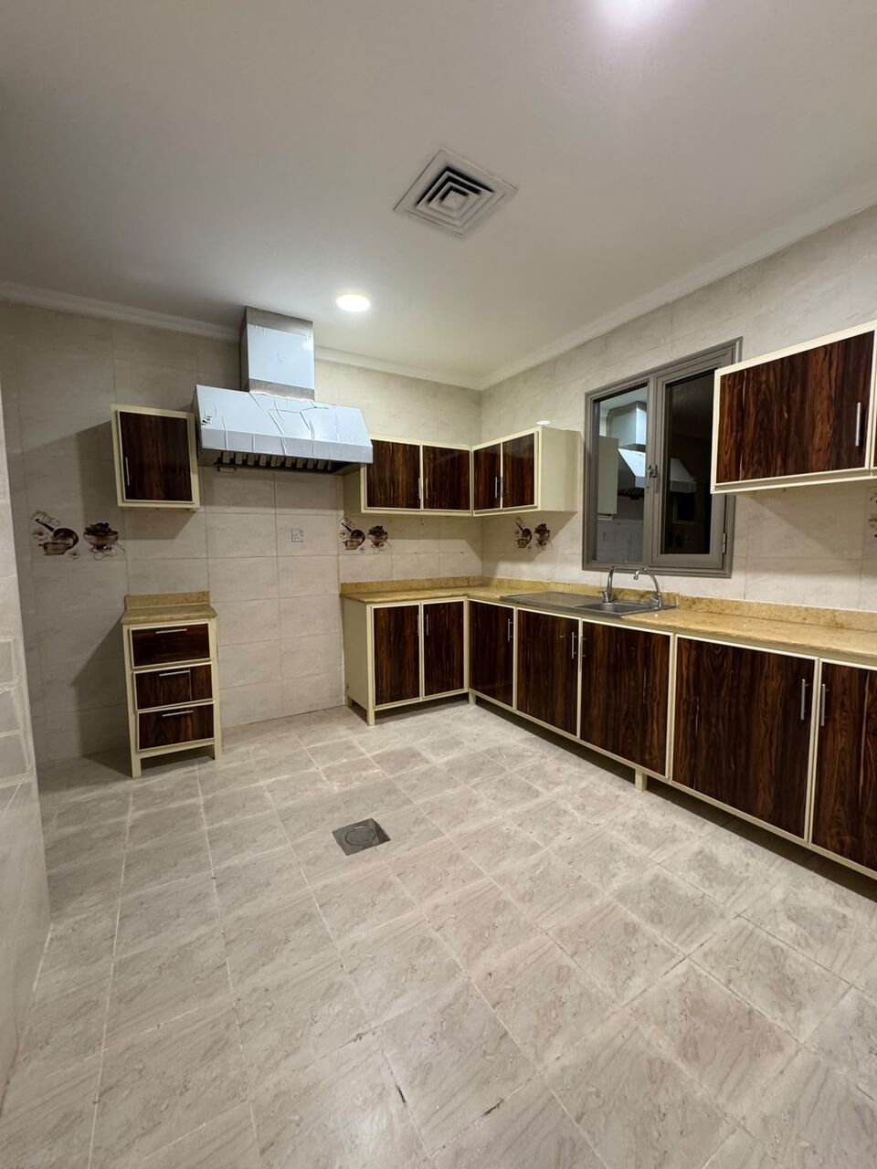 Kuwait City, Apartments, Flats, Houses & Villas, KWD 650/month,  4 BR,  Ground-floor Apartment For Rent In Al-Siddiq With A Private Entrance.