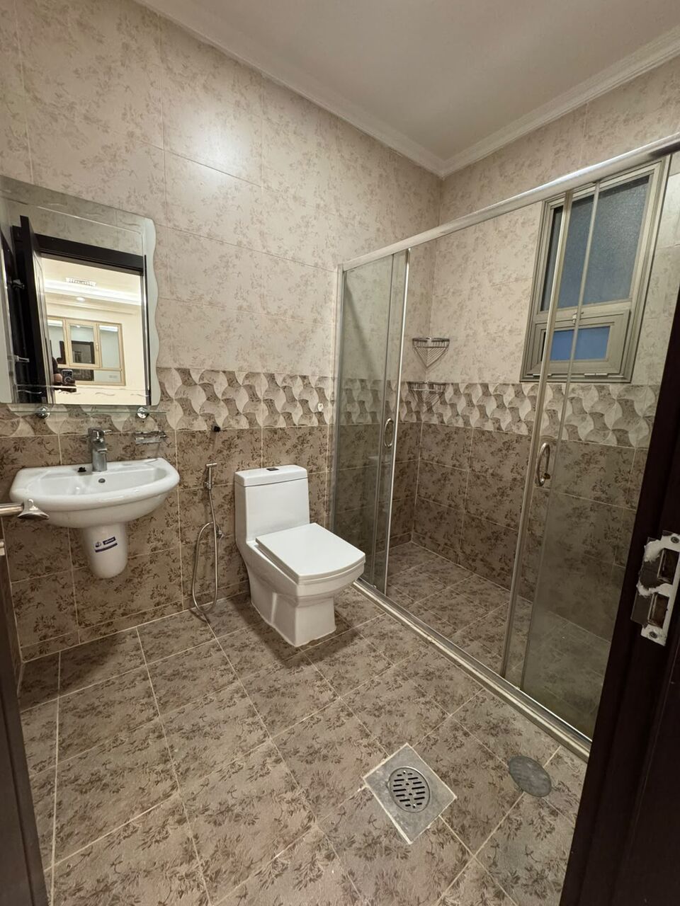 Kuwait City, Apartments, Flats, Houses & Villas, KWD 650/month,  4 BR,  Ground-floor Apartment For Rent In Al-Siddiq With A Private Entrance.