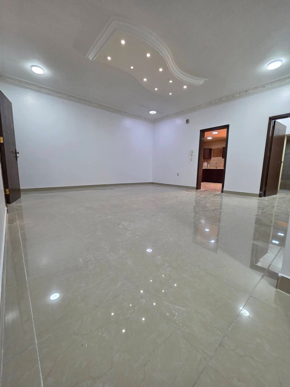 Khobar, Apartments, Flats, Houses & Villas, 4 BR,  FAMILY APARTMENT FOR RENT Layout: 4 Bedrooms  Living Room 🚿 3 Bathrooms 🍳 Kitchen 🏢 Gro