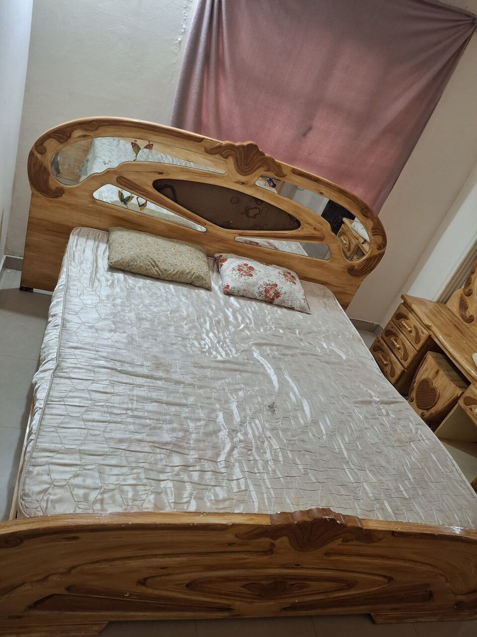 Zinj, Furniture, BHD 18,  Queen Size Bed And Matress Fro Sale BD18