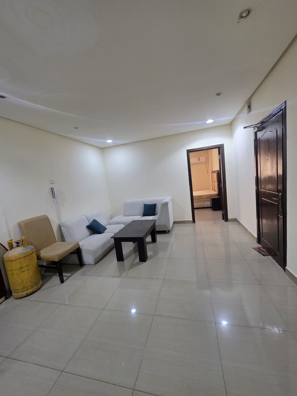 Hoora, Apartments, Flats, Houses & Villas, BHD 180/month,  Furnished,  1 BR,  - Very Neet Furnished 1 BHK Flat With Ewa & WiFi @180/BD In Hoora