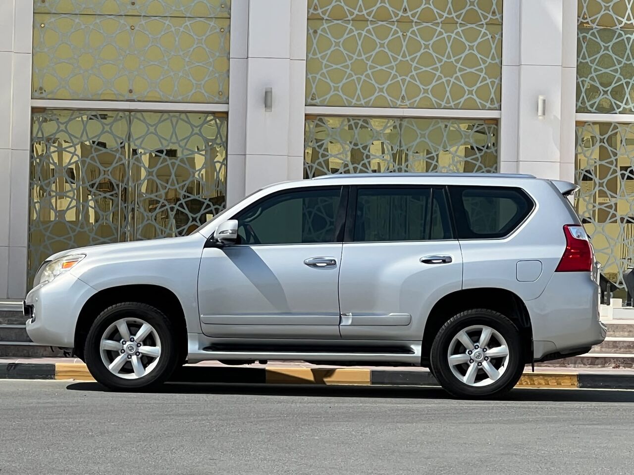 East Riffa, Vehicles, Cars & Trucks , BHD 5900,  Lexus GX 460,  2011,  Automatic,  325000 KM,  LEXUS GX460 MODEL  FOR SALE