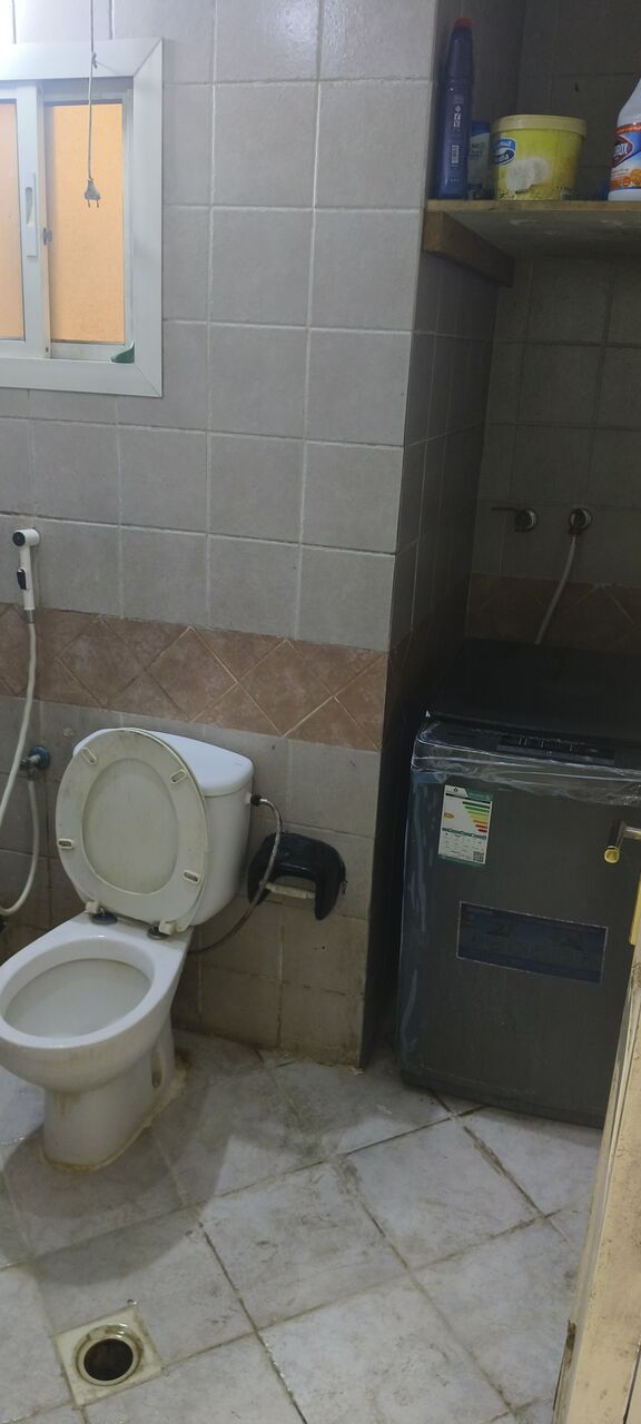 Jeddah, Rooms for Rent, SAR 700/month,  1 Room Available For Rent For Bachelor. 4 Room Flat. 2 Bathroom..Misrifah. Azizia.