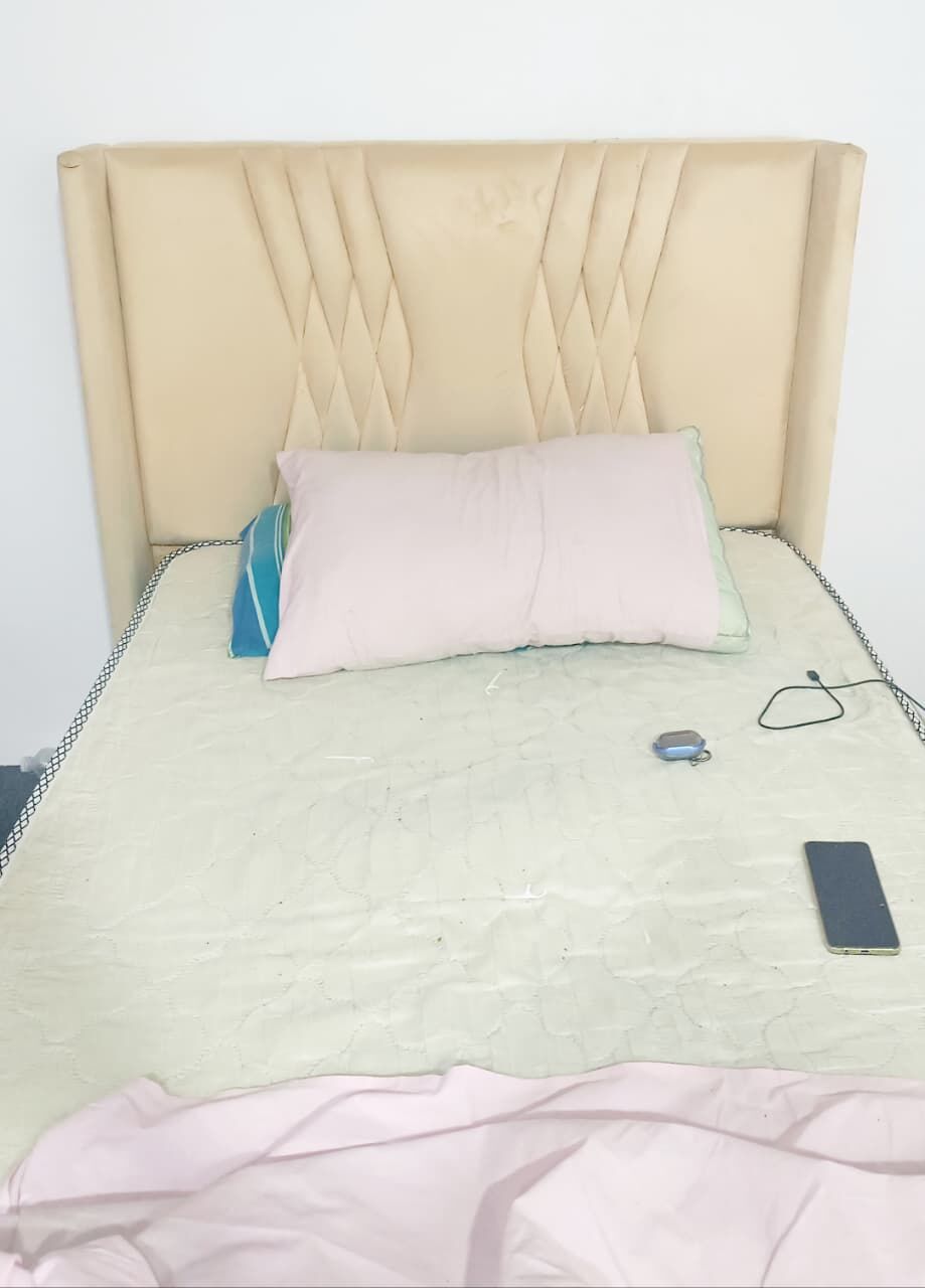 Dammam, Appliances, SAR 850,  AC (2 TON ) And Bed Set For Sale