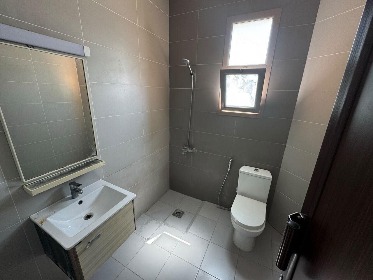 Janabiya, Apartments, Flats, Houses & Villas, BHD 250/month,  3 BR,  Spacious 3 Bedroom Flat |3 Bathoom | Hall & Kitchen| Semi Furnished