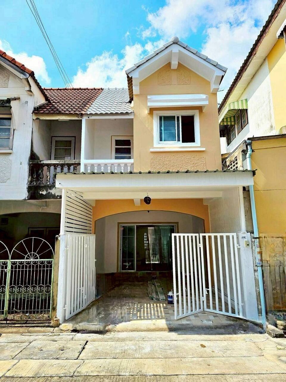Bangkok, Real Estate For Sale, THB 1690000,  2 BR,  18 Sq. Feet,  ขายด่วน! ทาวน์เฮ้าส์ 2 ชั้น หมู่บ้าน