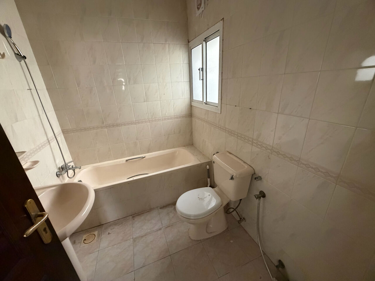Hoora, Apartments, Flats, Houses & Villas, BHD 180/month,  2 BR,  2 Bedroom Flat For Rent Without Ewa