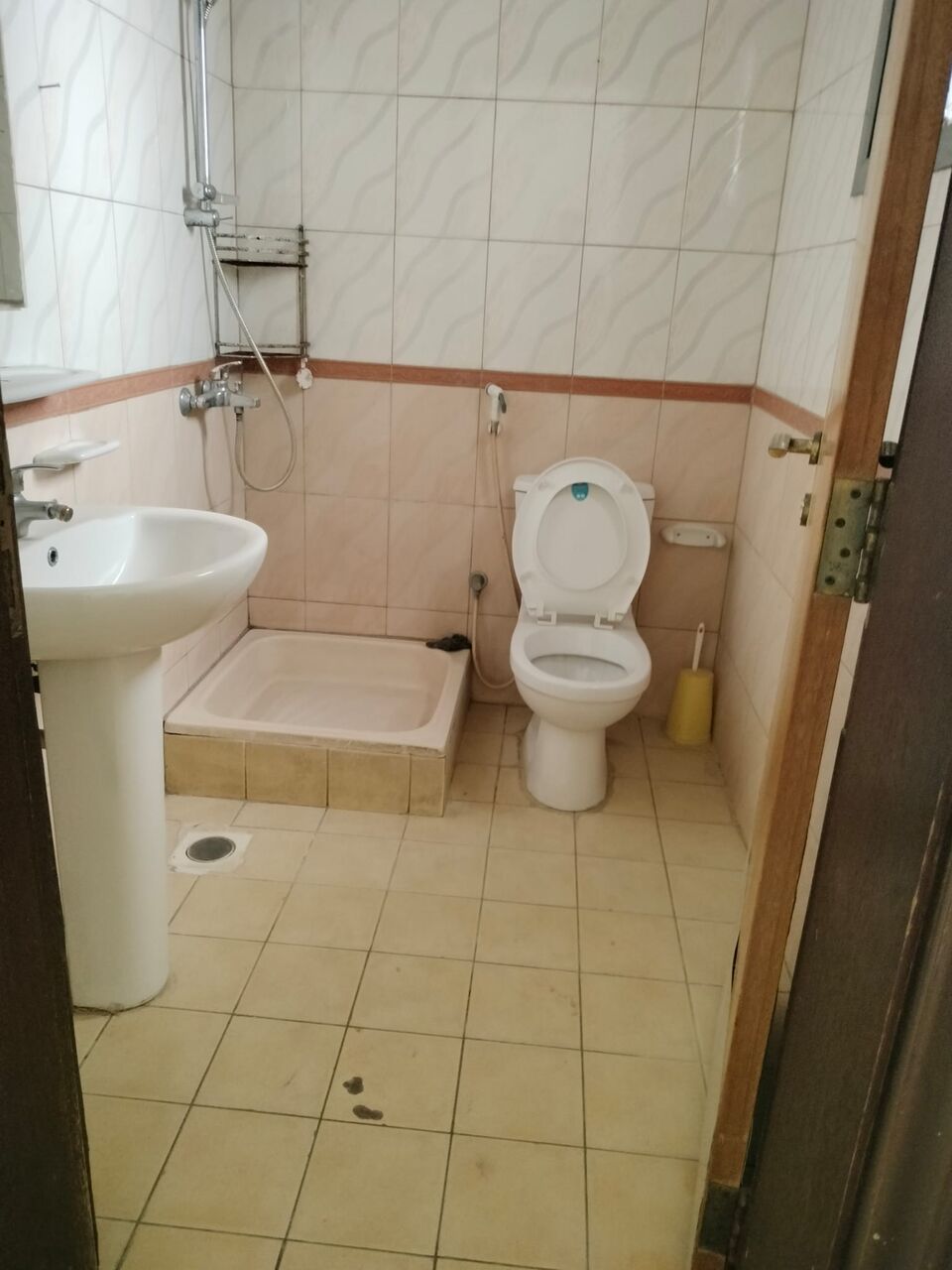 Manama, Apartments, Flats, Houses & Villas, BHD 220/year,  2 BR,  Apartment For Rent In Qudaibya Semi Furnished With Electricity 2bhk