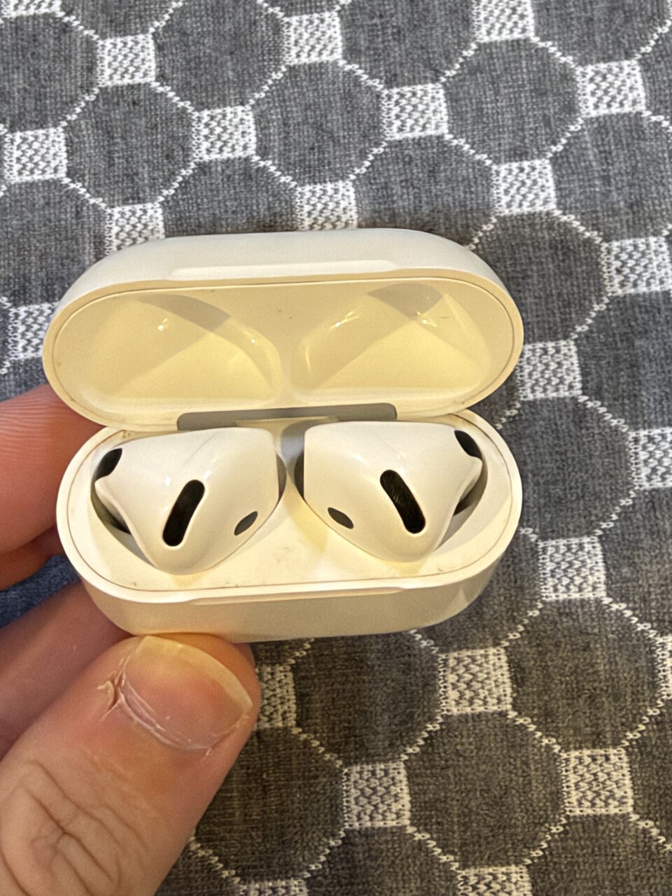 Al Rimal, Mobile Phones, SAR 350,  Apple Airpods 4