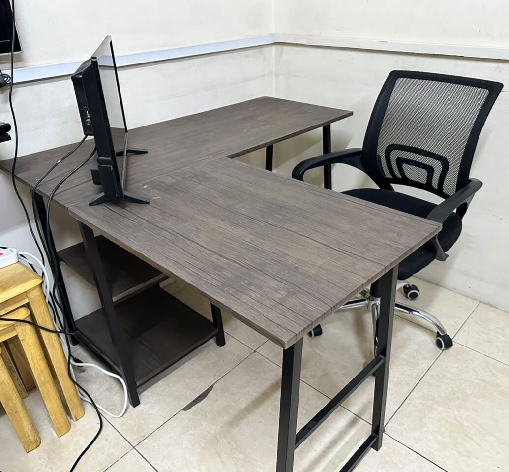 Riyadh, Furniture, SAR 175,  Sturdy Wooden Corner Table With Matching Chair.