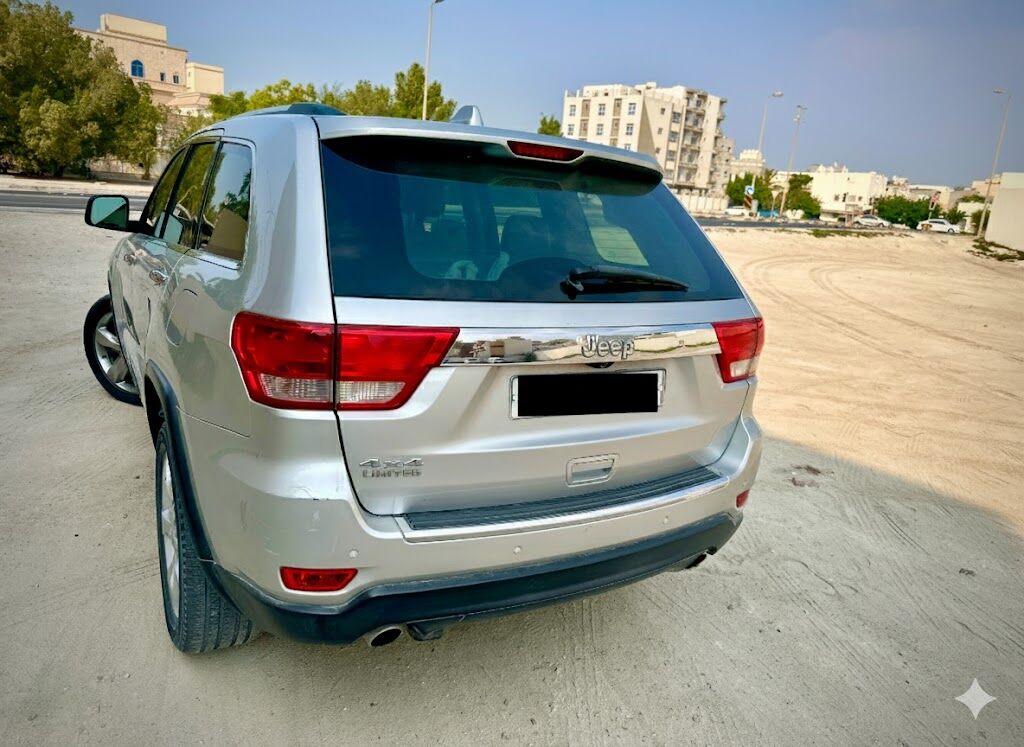 Manama, Vehicles, Cars & Trucks , BHD 2100,  Jeep Grand Cherokee Limited,  2013,  Automatic,  125000 KM,   Second Owner