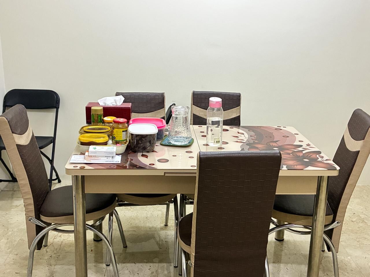 Jeddah, Furniture, SAR 500,  Extendable Dining Table + 6 Chairs - 500
