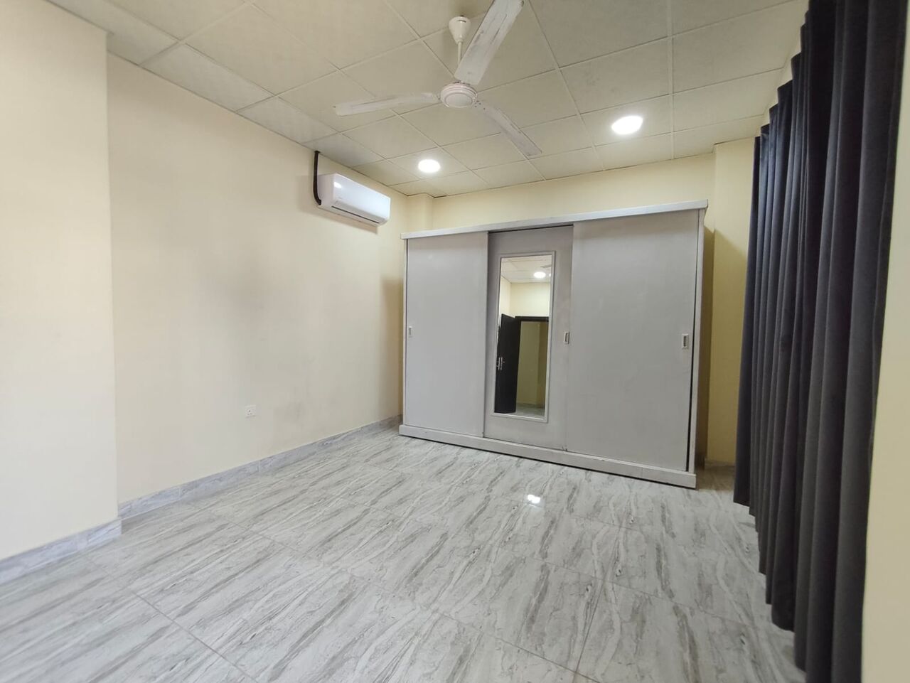 East Riffa, Apartments, Flats, Houses & Villas, BHD 160/year,  1 BR,  East Riffa Highway:- Spacious Semifurnished Studio Flat On Rent With Unlimited Ewa..