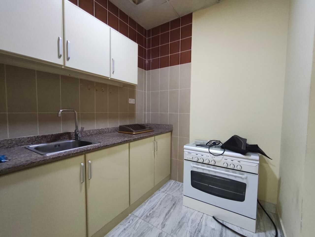 East Riffa, Apartments, Flats, Houses & Villas, BHD 160/year,  1 BR,  East Riffa Highway:- Spacious Semifurnished Studio Flat On Rent With Unlimited Ewa..