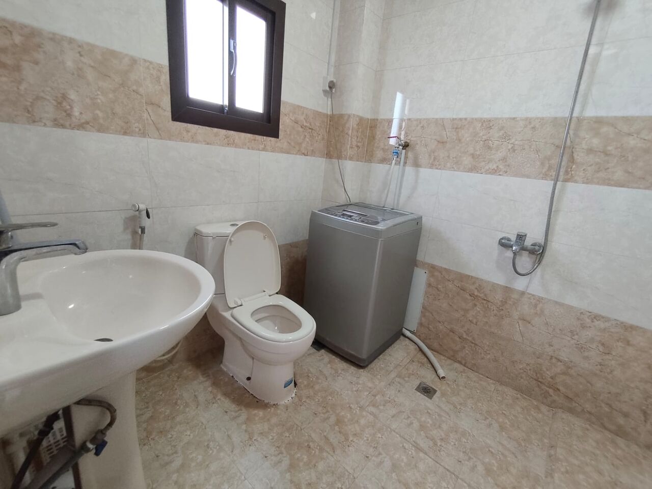 East Riffa, Apartments, Flats, Houses & Villas, BHD 160/year,  1 BR,  East Riffa Highway:- Spacious Semifurnished Studio Flat On Rent With Unlimited Ewa..
