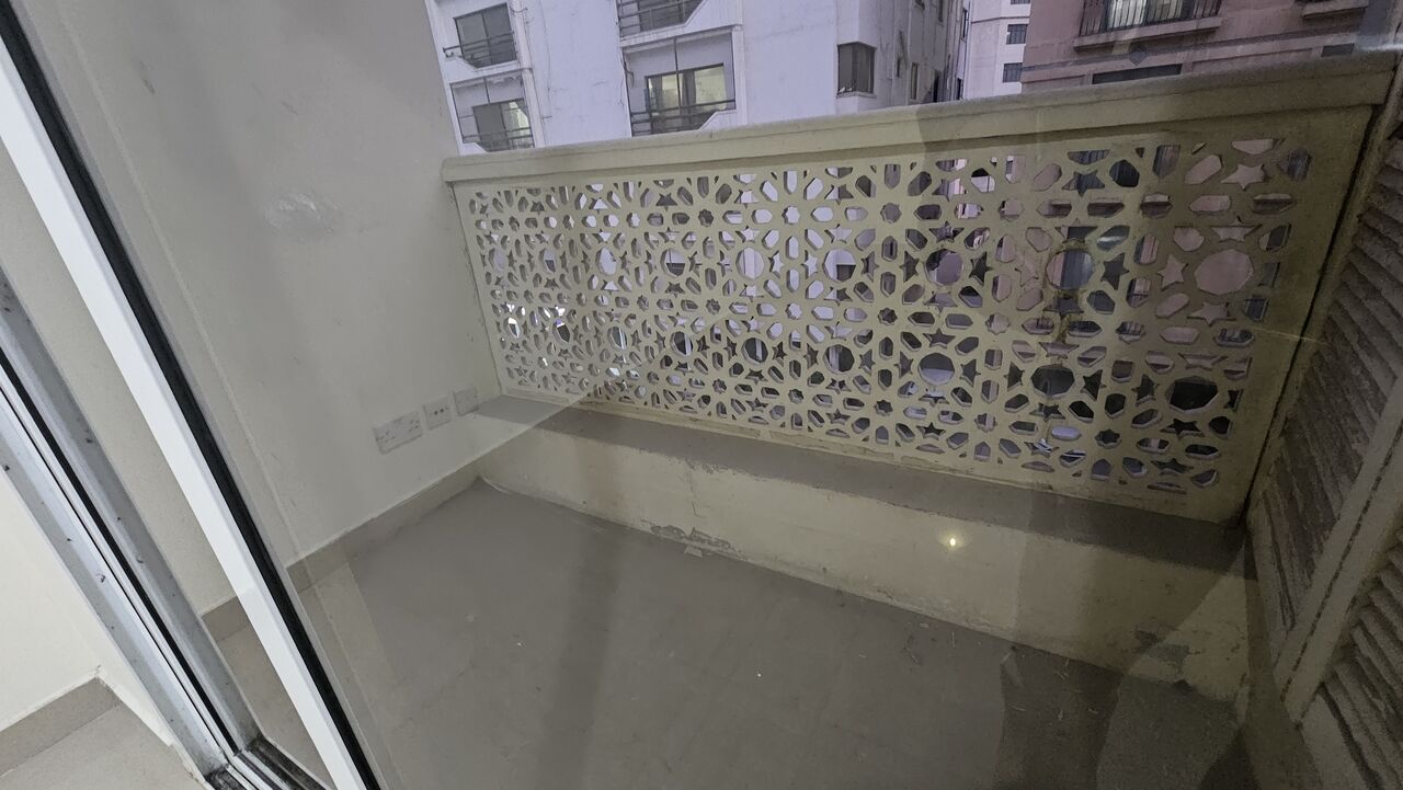 Juffair, Apartments, Flats, Houses & Villas, Semifurnished,balcony, Gas Cooking,three Bathrooms,pool.near RamizJuffair, 39128508 Benny
