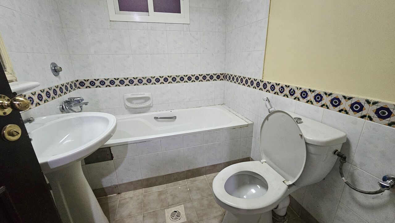 Juffair, Apartments, Flats, Houses & Villas, Semifurnished,balcony, Gas Cooking,three Bathrooms,pool.near RamizJuffair, 39128508 Benny