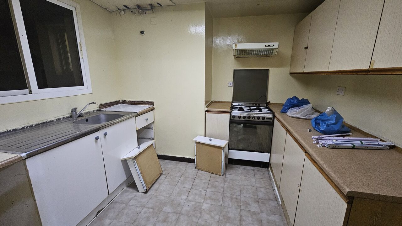 Juffair, Apartments, Flats, Houses & Villas, Semifurnished,balcony, Gas Cooking,three Bathrooms,pool.near RamizJuffair, 39128508 Benny