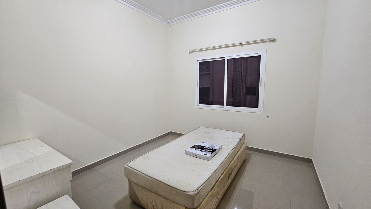 Juffair, Apartments, Flats, Houses & Villas, Semifurnished,balcony, Gas Cooking,three Bathrooms,pool.near RamizJuffair, 39128508 Benny