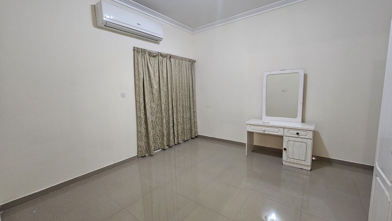 Juffair, Apartments, Flats, Houses & Villas, Semifurnished,balcony, Gas Cooking,three Bathrooms,pool.near RamizJuffair, 39128508 Benny